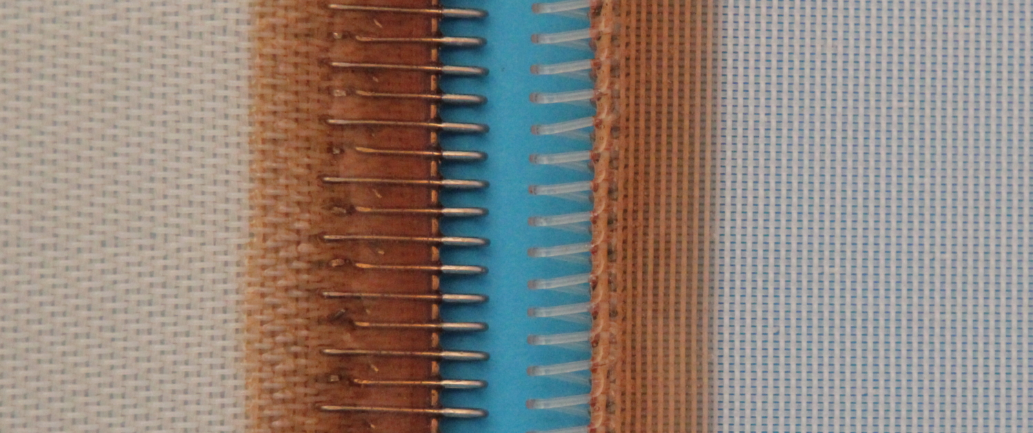 Synthetic woven belt provided with a special seam (clipper) finish of plastic or metal